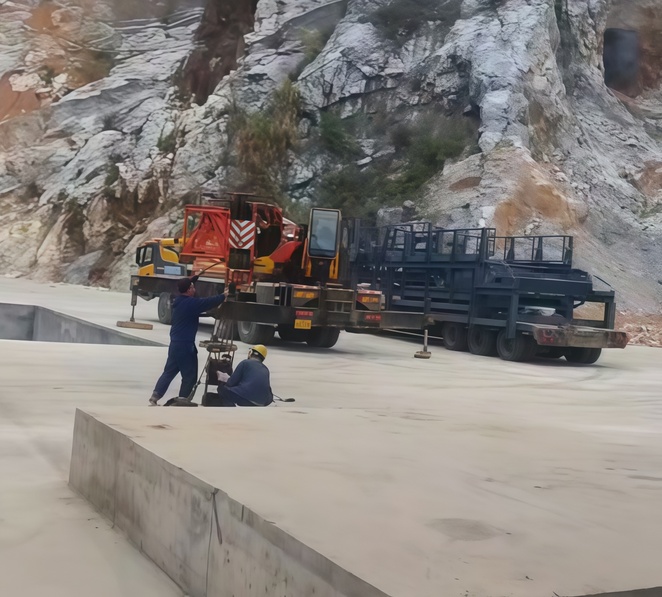 场地符合开展安装工作,正在进行路友破碎机卸车工作。